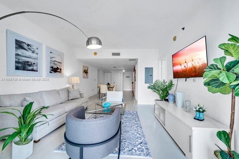 For Sale: $715,000 (1 beds, 1 baths, 876 Square Feet)