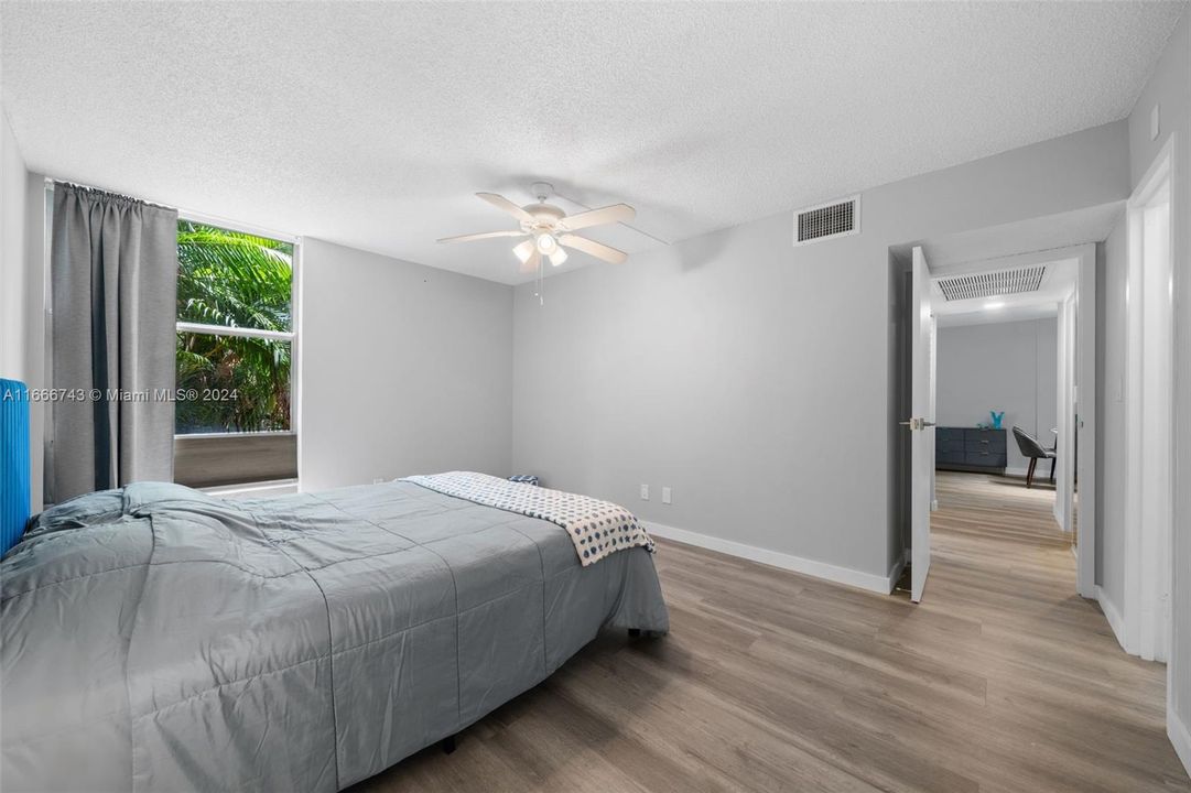 For Sale: $269,000 (1 beds, 1 baths, 725 Square Feet)