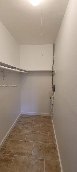 For Rent: $1,600 (1 beds, 1 baths, 4220 Square Feet)