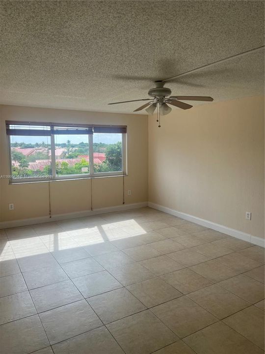 For Rent: $2,200 (2 beds, 1 baths, 1035 Square Feet)