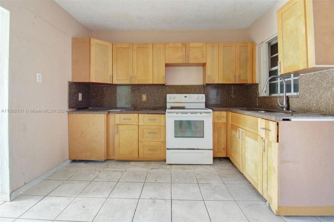 For Sale: $470,000 (2 beds, 1 baths, 1700 Square Feet)