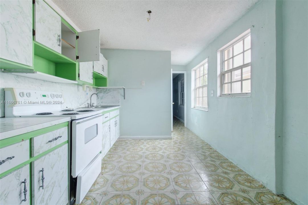 For Sale: $470,000 (2 beds, 1 baths, 1700 Square Feet)