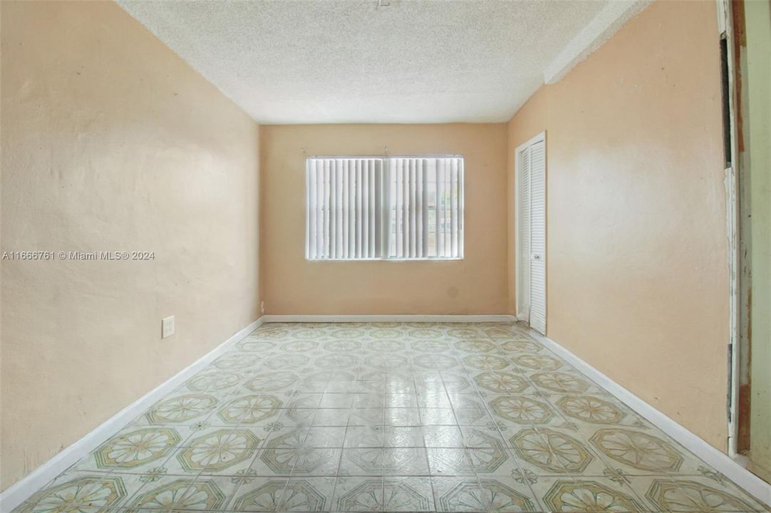 For Sale: $470,000 (2 beds, 1 baths, 1700 Square Feet)