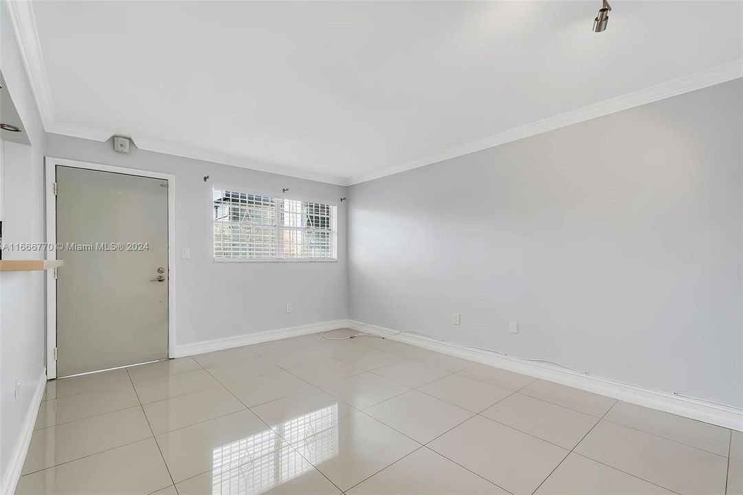 For Sale: $295,000 (1 beds, 1 baths, 611 Square Feet)