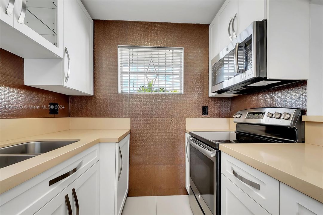 For Sale: $295,000 (1 beds, 1 baths, 611 Square Feet)