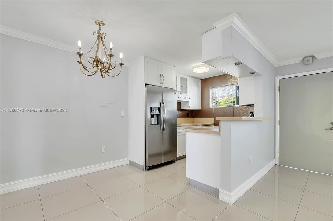 For Sale: $295,000 (1 beds, 1 baths, 611 Square Feet)