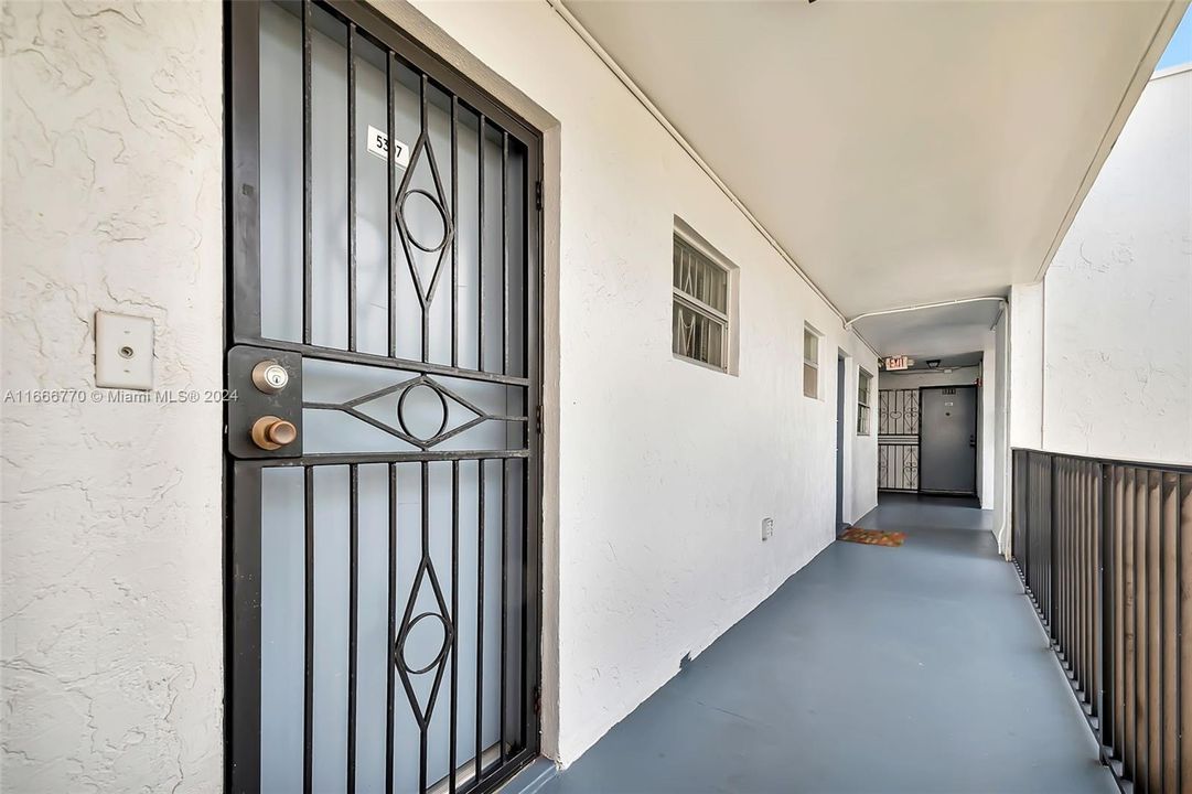 For Sale: $295,000 (1 beds, 1 baths, 611 Square Feet)