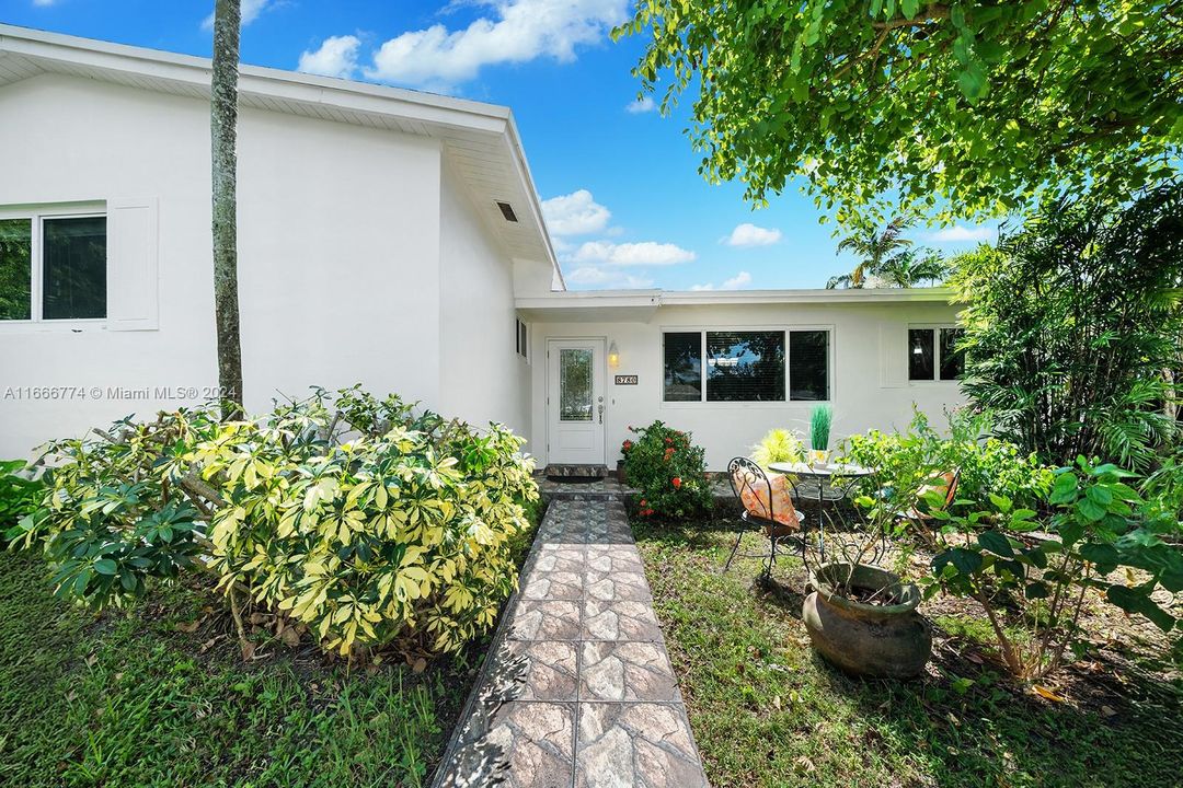 For Sale: $865,000 (4 beds, 2 baths, 2024 Square Feet)