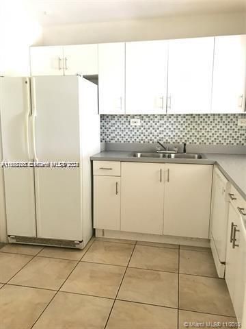 For Rent: $2,100 (2 beds, 2 baths, 920 Square Feet)