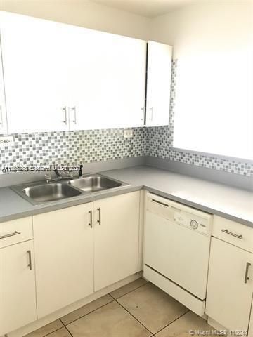 For Rent: $2,100 (2 beds, 2 baths, 920 Square Feet)