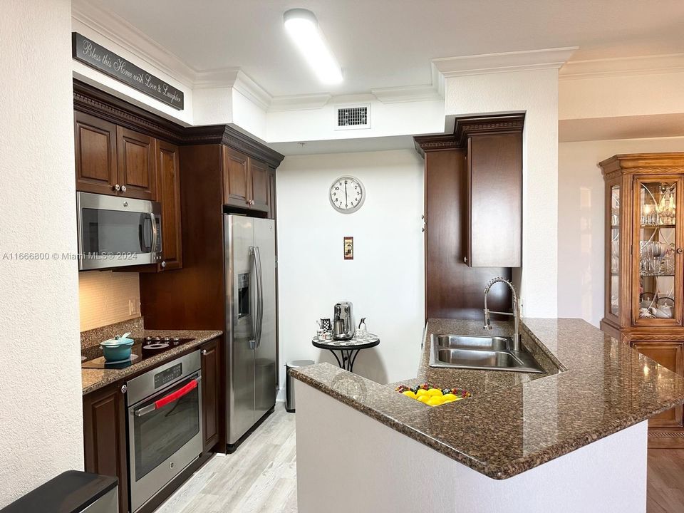 For Sale: $319,900 (2 beds, 2 baths, 1137 Square Feet)