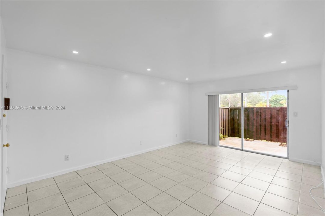 For Rent: $2,400 (2 beds, 2 baths, 976 Square Feet)