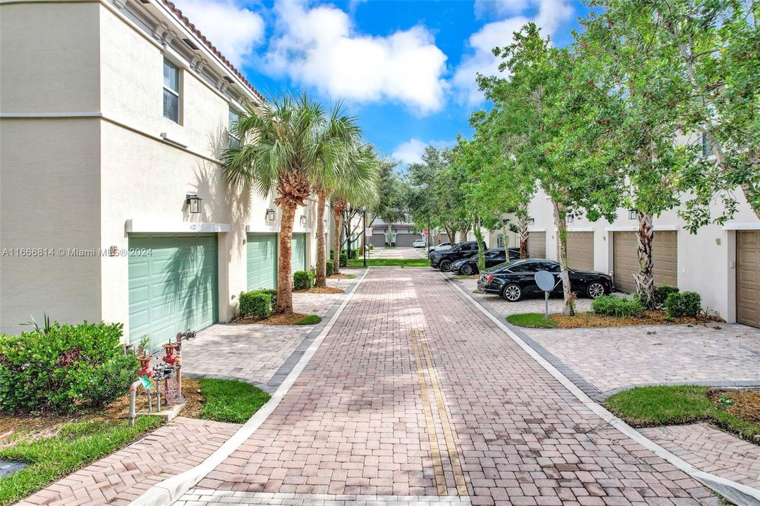 For Sale: $560,000 (3 beds, 2 baths, 1280 Square Feet)