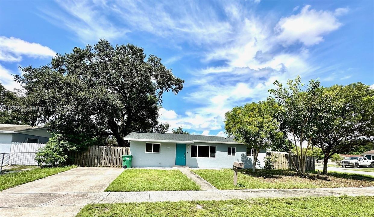 Active With Contract: $575,000 (4 beds, 2 baths, 1238 Square Feet)