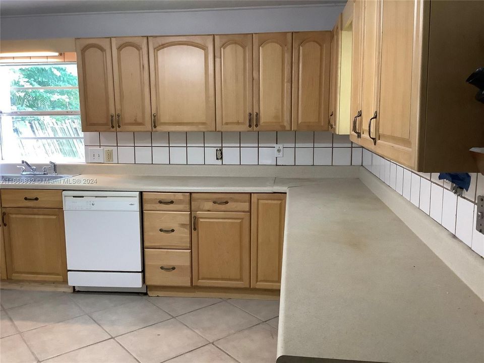 For Rent: $2,000 (3 beds, 1 baths, 1216 Square Feet)