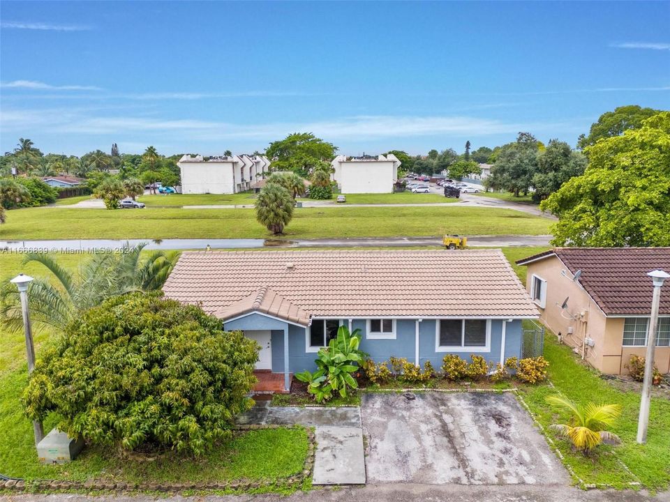 For Sale: $455,000 (3 beds, 2 baths, 1100 Square Feet)