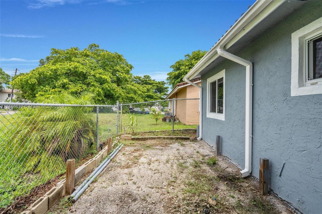 For Sale: $455,000 (3 beds, 2 baths, 1100 Square Feet)