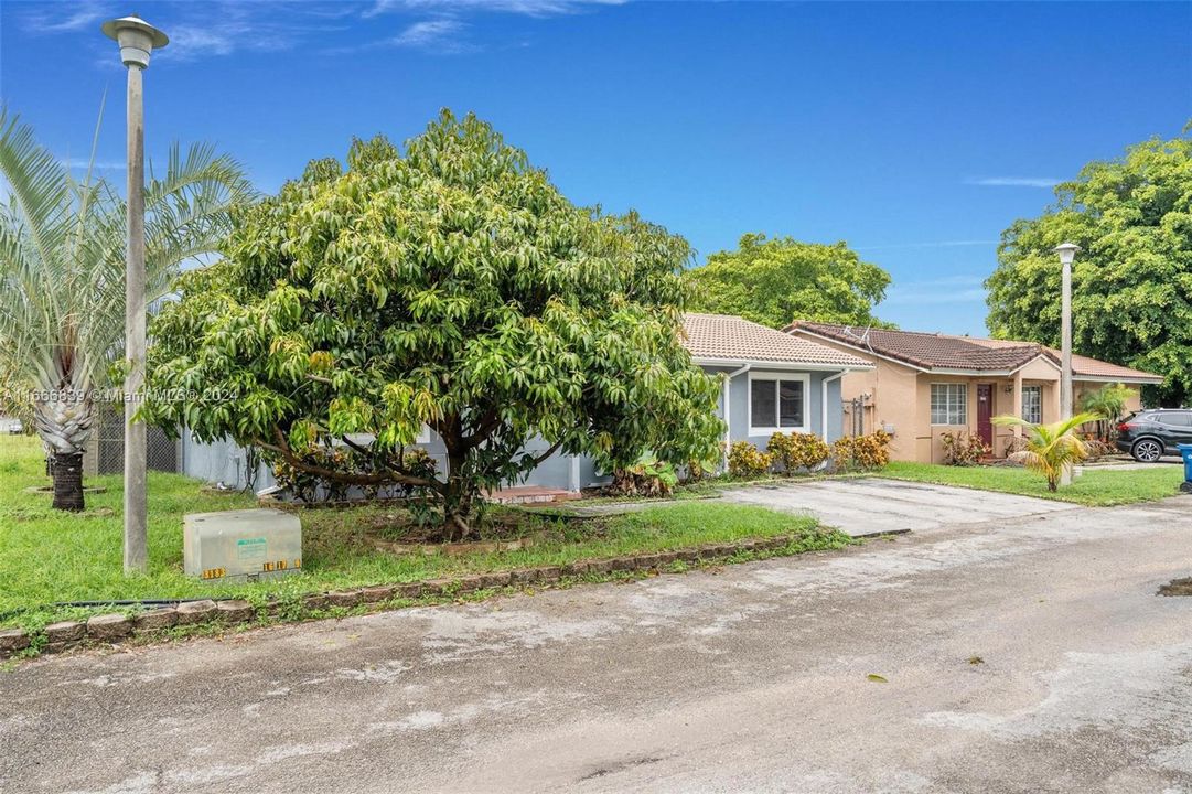 For Sale: $455,000 (3 beds, 2 baths, 1100 Square Feet)