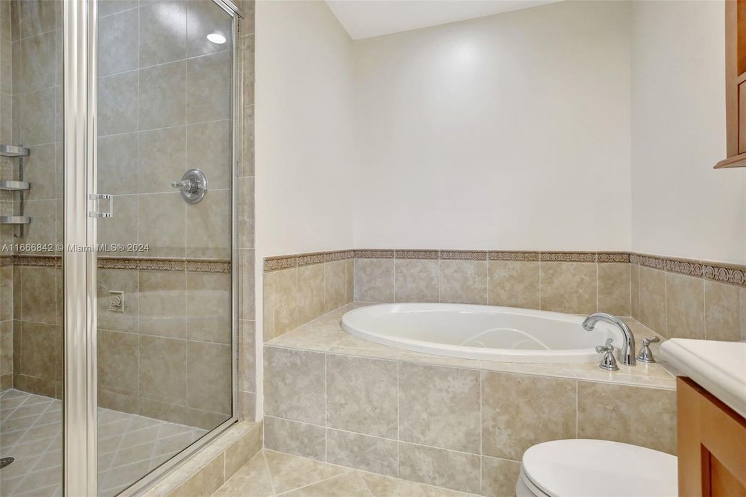 For Sale: $375,000 (2 beds, 2 baths, 1159 Square Feet)