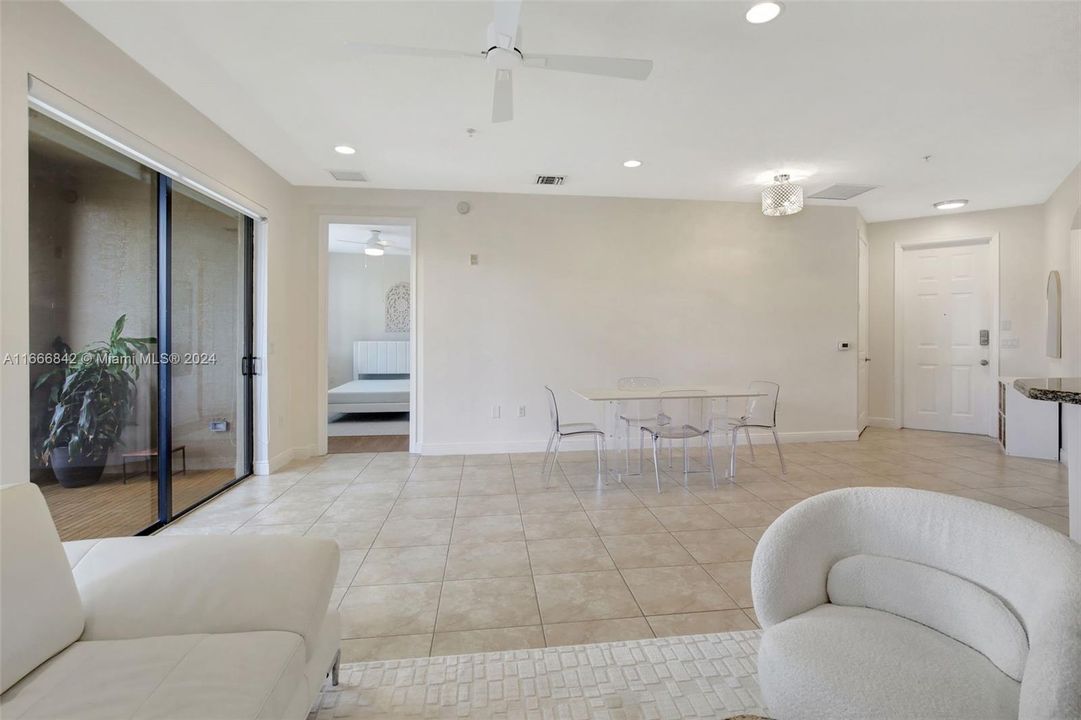 For Sale: $375,000 (2 beds, 2 baths, 1159 Square Feet)