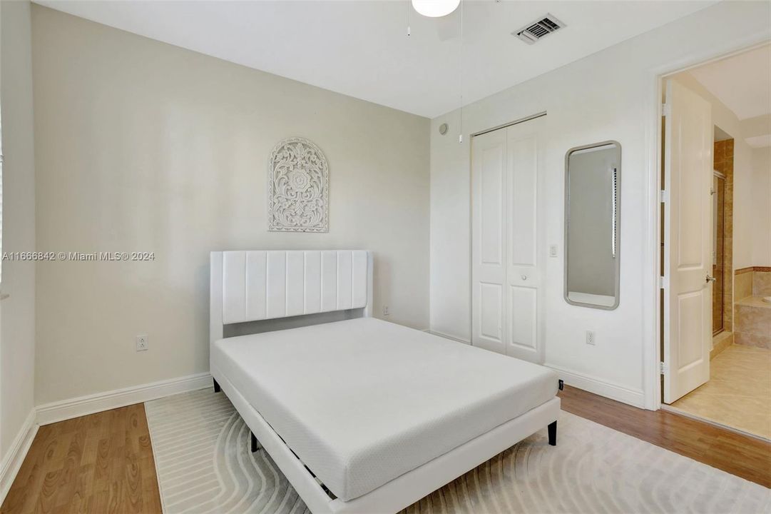 For Sale: $375,000 (2 beds, 2 baths, 1159 Square Feet)