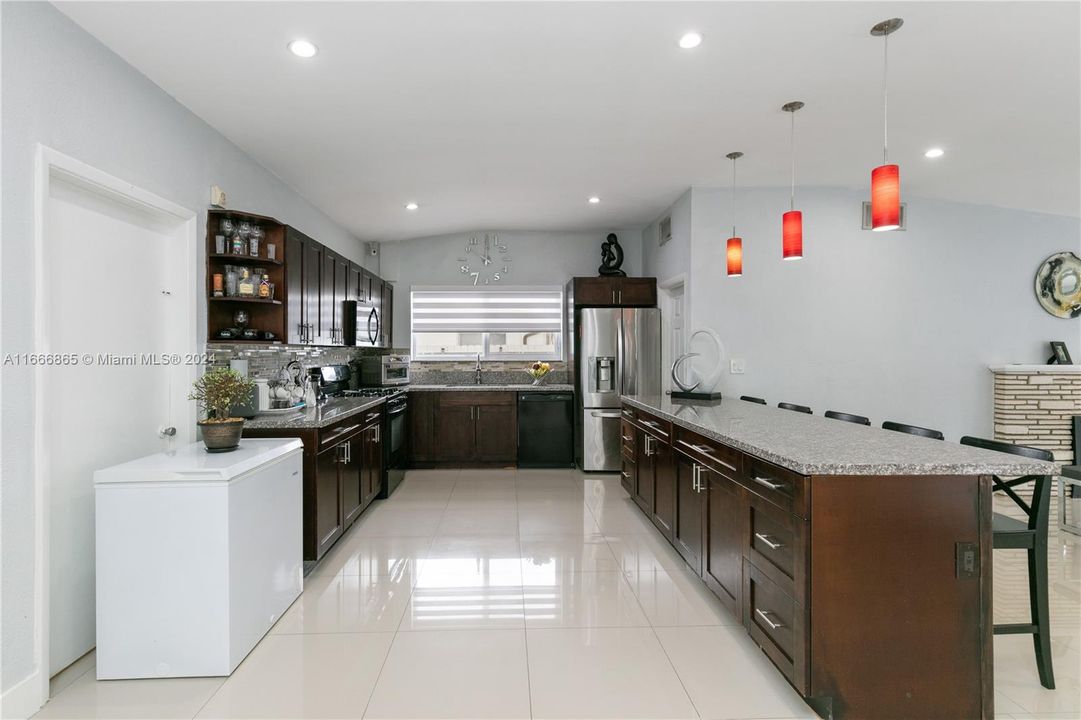 En Venta: $755,000 (4 camas, 3 baños, 1818 Pies cuadrados)