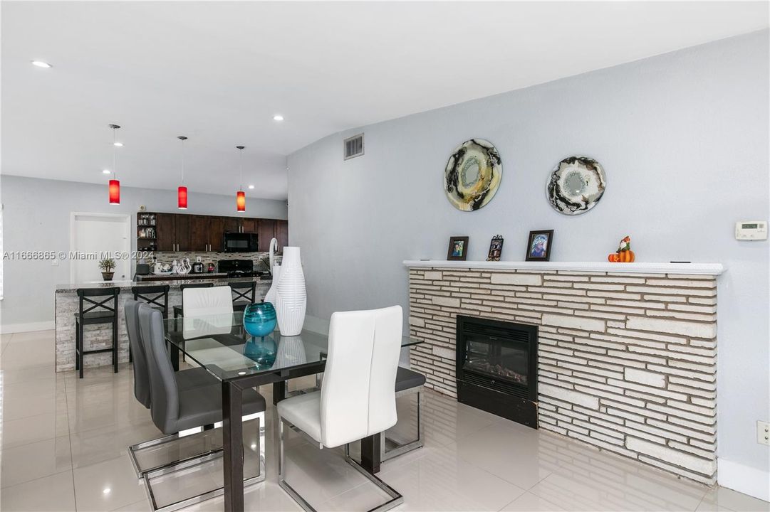 En Venta: $755,000 (4 camas, 3 baños, 1818 Pies cuadrados)