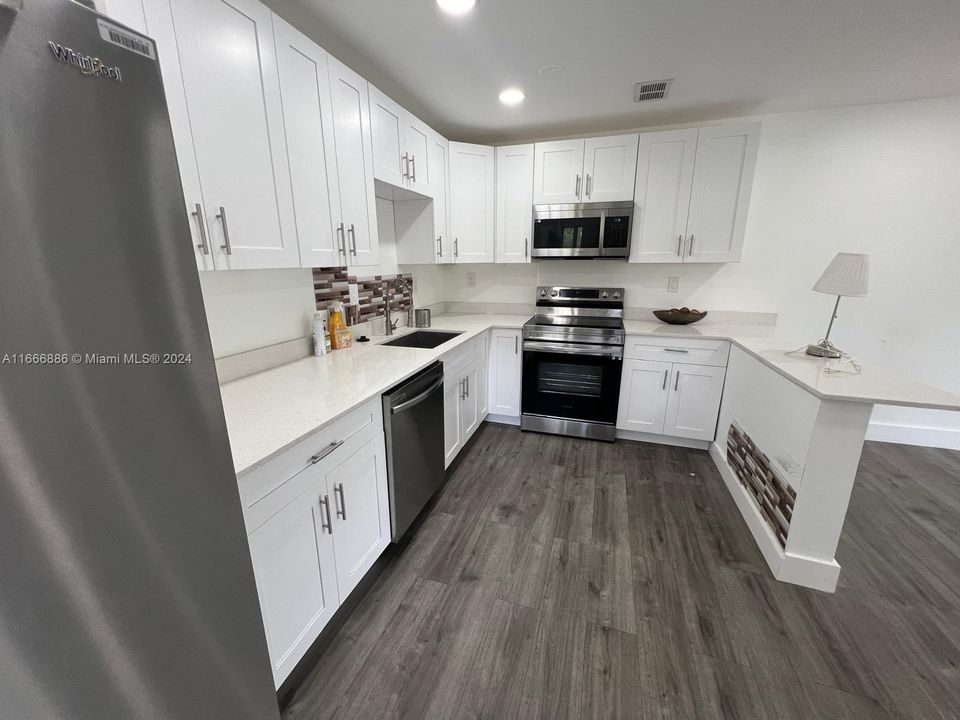 For Rent: $2,690 (2 beds, 2 baths, 1015 Square Feet)