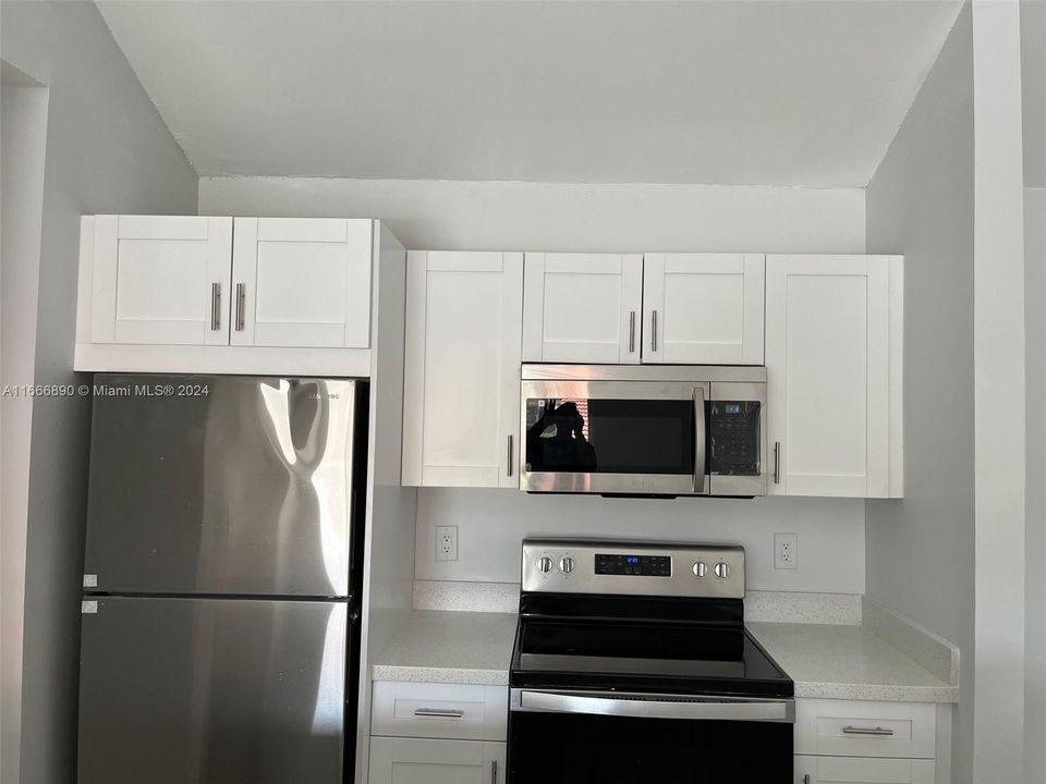 For Sale: $335,000 (2 beds, 2 baths, 1075 Square Feet)