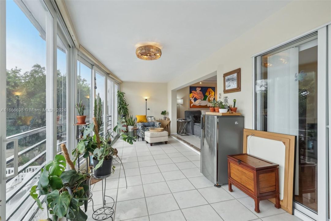 For Sale: $425,000 (2 beds, 2 baths, 1281 Square Feet)