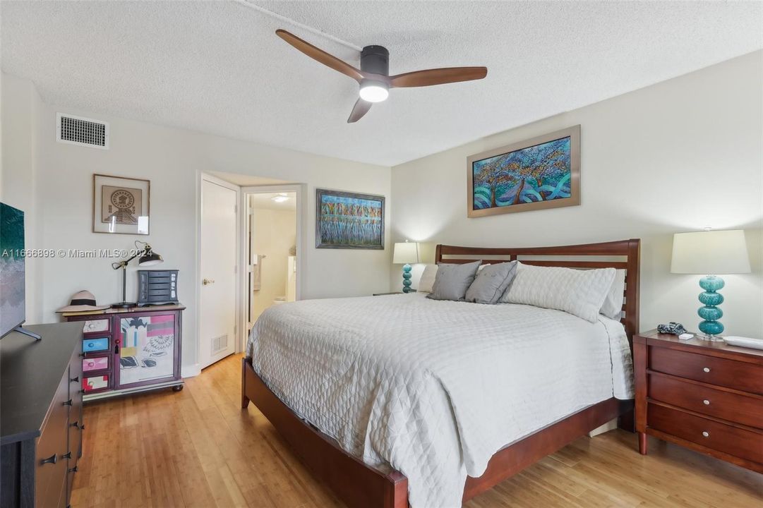 For Sale: $425,000 (2 beds, 2 baths, 1281 Square Feet)