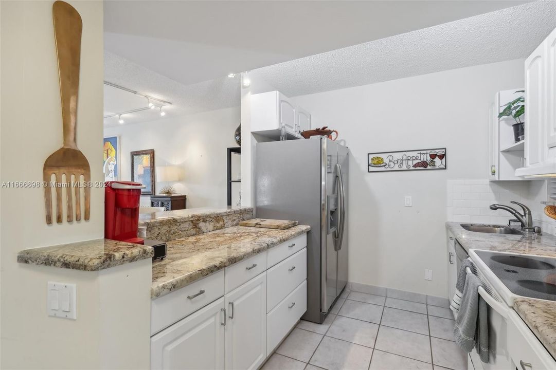 For Sale: $425,000 (2 beds, 2 baths, 1281 Square Feet)