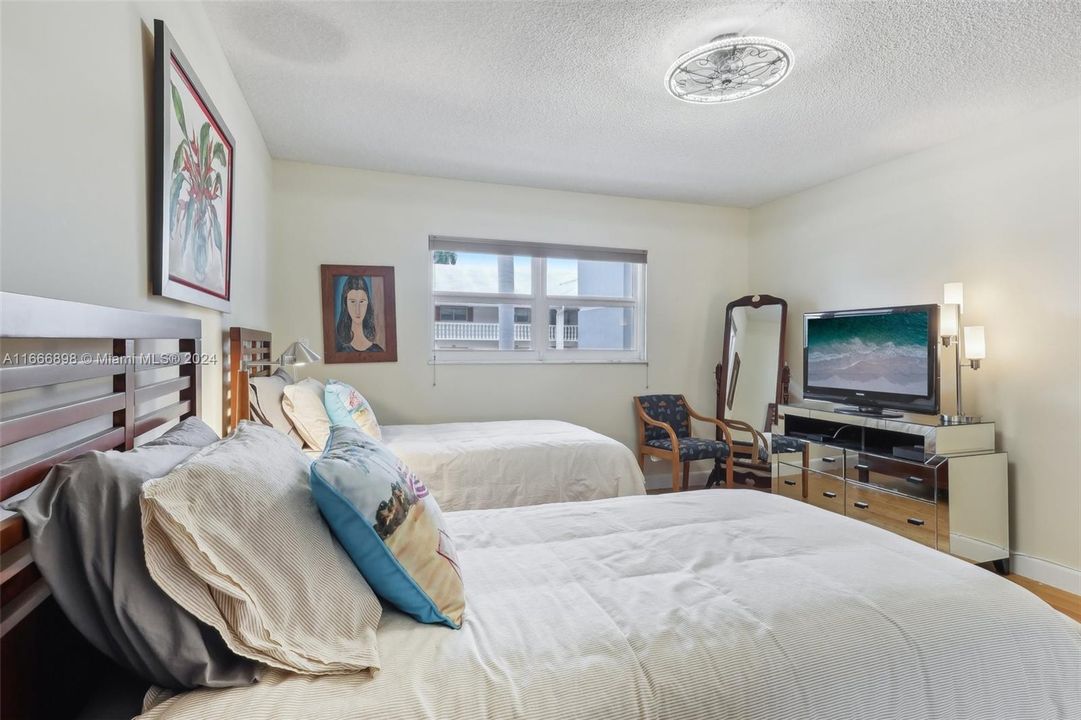 For Sale: $425,000 (2 beds, 2 baths, 1281 Square Feet)