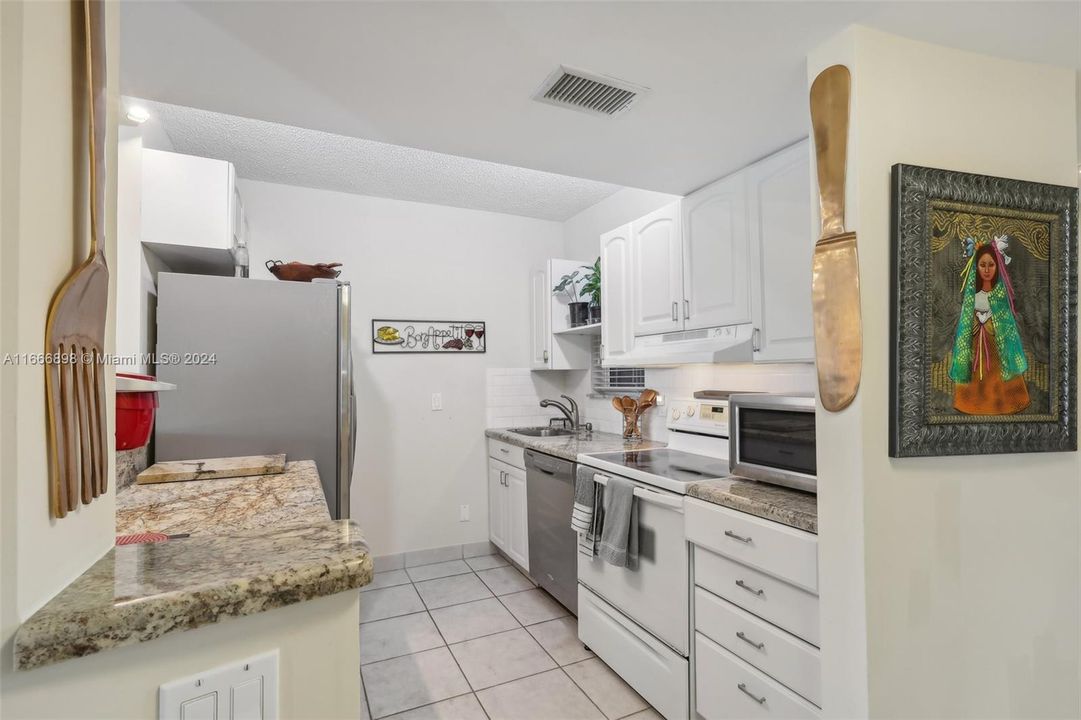 For Sale: $425,000 (2 beds, 2 baths, 1281 Square Feet)