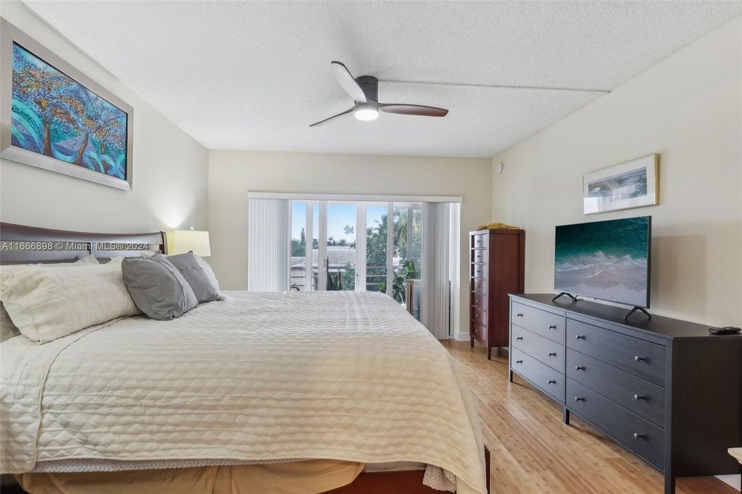 For Sale: $425,000 (2 beds, 2 baths, 1281 Square Feet)