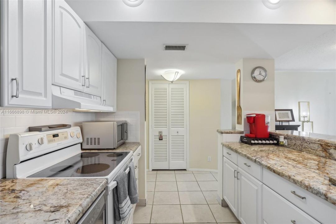 For Sale: $425,000 (2 beds, 2 baths, 1281 Square Feet)