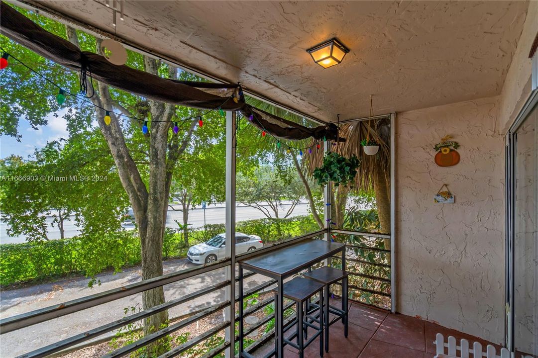 For Sale: $225,000 (2 beds, 2 baths, 990 Square Feet)