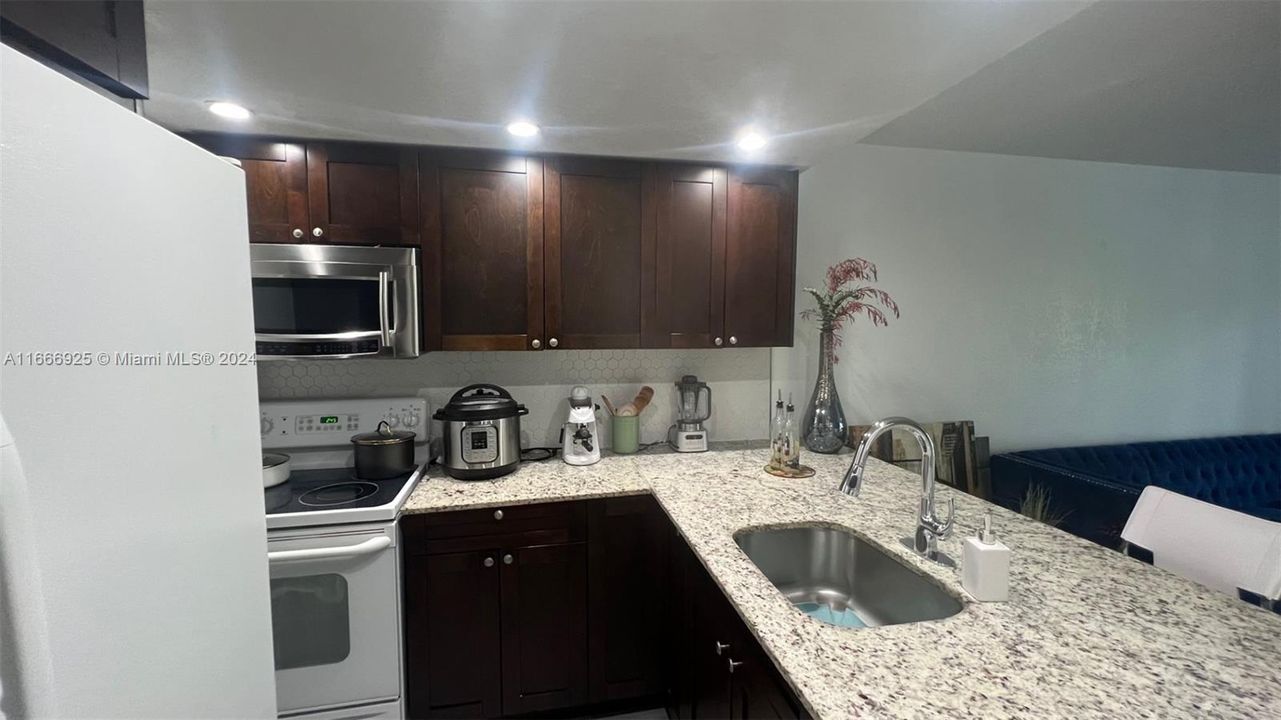 For Rent: $1,900 (1 beds, 1 baths, 605 Square Feet)