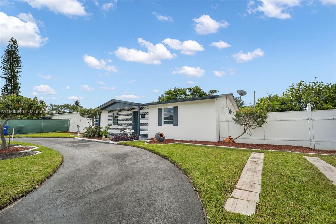 For Sale: $449,000 (4 beds, 2 baths, 1350 Square Feet)