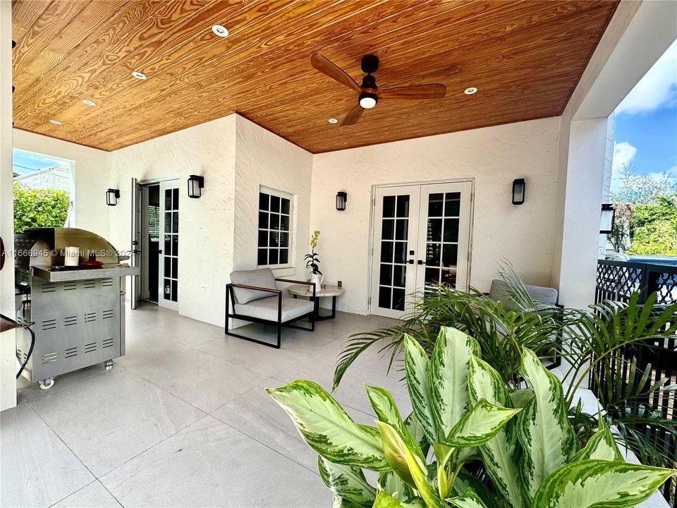 Covered Patio with Barbecue and sitting