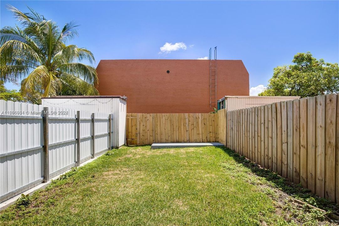 For Sale: $413,000 (2 beds, 1 baths, 925 Square Feet)