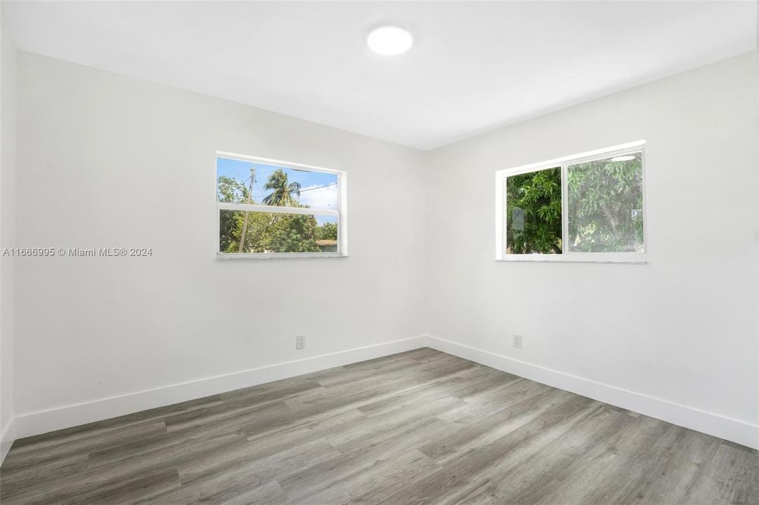 For Sale: $398,000 (2 beds, 1 baths, 715 Square Feet)