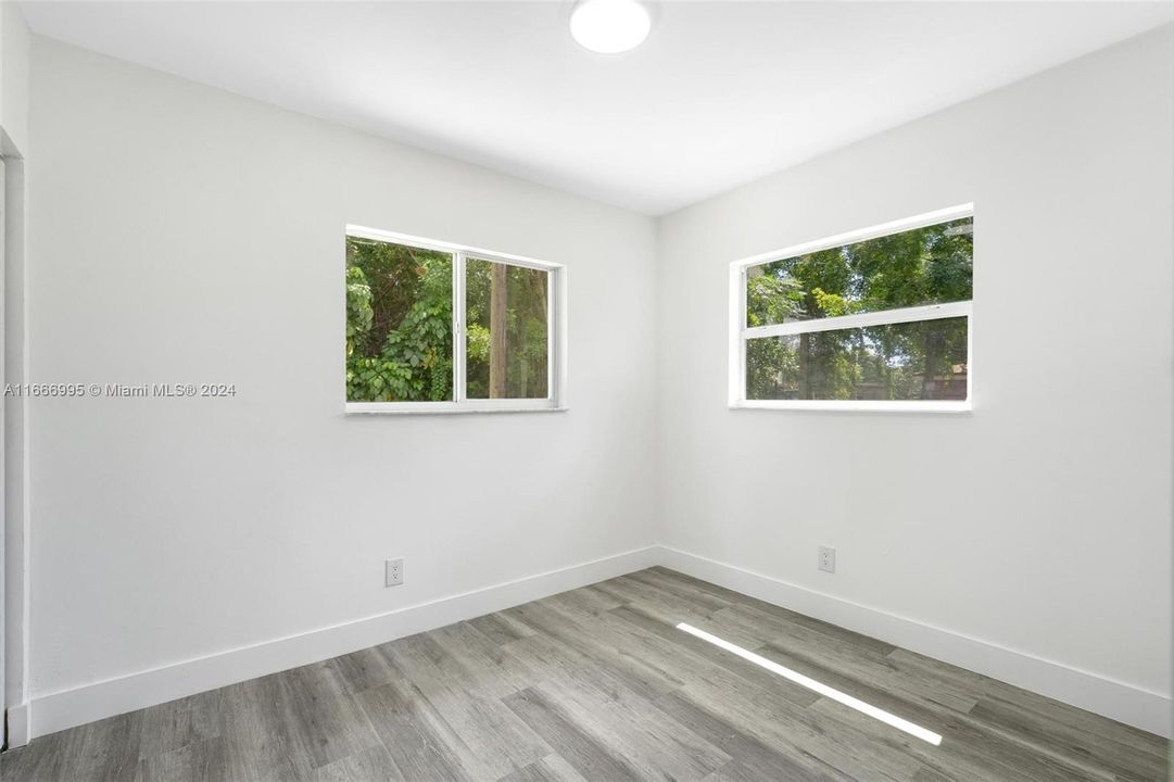 For Sale: $398,000 (2 beds, 1 baths, 715 Square Feet)