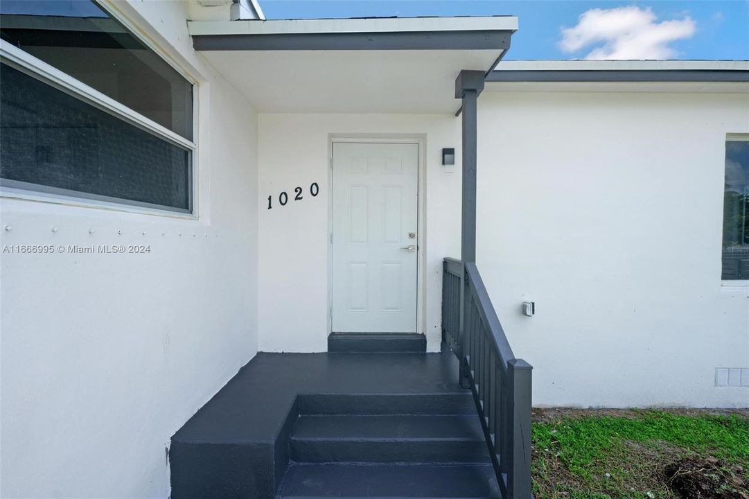 For Sale: $398,000 (2 beds, 1 baths, 715 Square Feet)