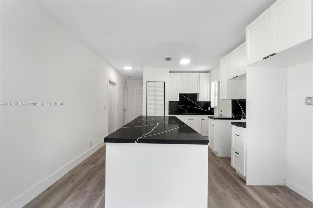 For Sale: $398,000 (2 beds, 1 baths, 715 Square Feet)