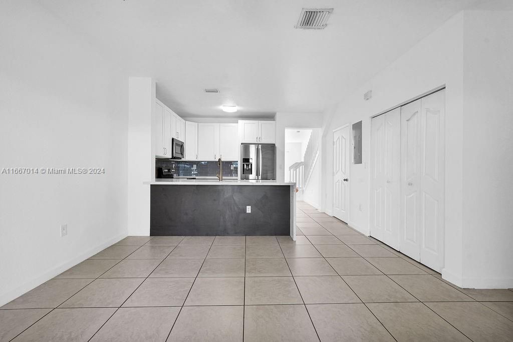 For Rent: $2,900 (3 beds, 2 baths, 1571 Square Feet)