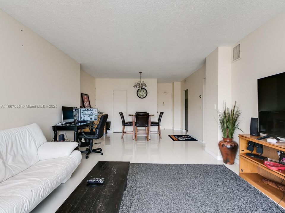 For Sale: $295,000 (1 beds, 1 baths, 798 Square Feet)