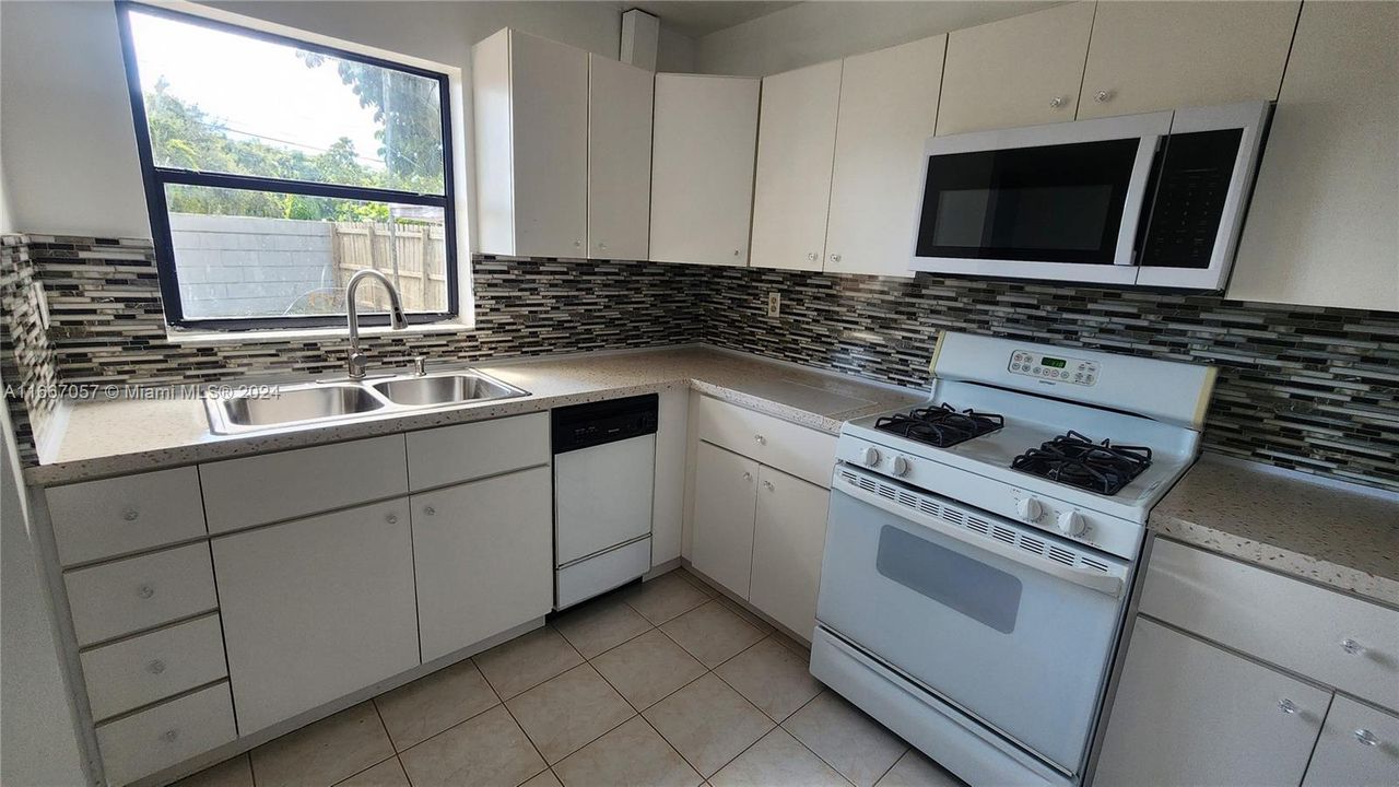 For Rent: $3,000 (3 beds, 2 baths, 1378 Square Feet)