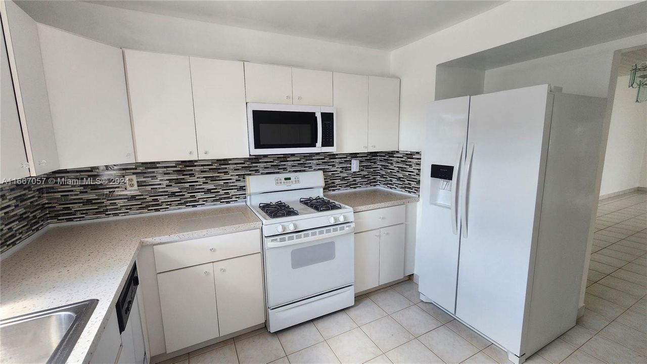 For Rent: $3,000 (3 beds, 2 baths, 1378 Square Feet)