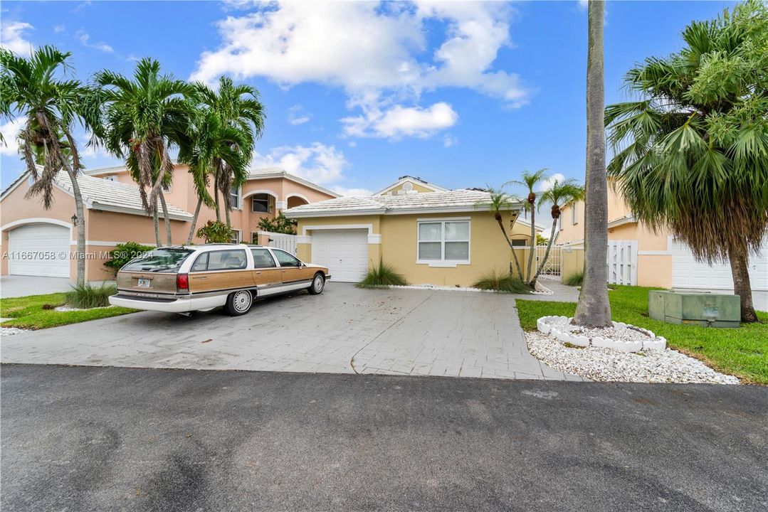 For Sale: $599,999 (3 beds, 2 baths, 1375 Square Feet)